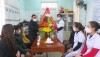 Đồng chí Mai Tất Thắng- UVTV Thị ủy- Phó Chủ tịch HĐND thị xã thăm và tặng quà các y bác sỹ tại trạm Y tế phường Quảng Phúc.