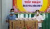 Đồng chí Nguyễn An Bình- UVTV thị ủy, Chủ tịch Ủy ban MTTQ VN thị xã Ba Đồn tặng 10.000 khẩu trang y tế cho phường Quảng Thọ.