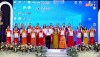 Đồng chí Nguyễn An Bình trao giấy chứng nhận cho hội viên là các chủ tịch Hội LHPN cơ sở, Chi hội trưởng, Tổ trưởng TK VV, Nhóm trưởng TD TK tiêu biểu