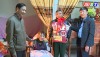 Đồng chí Chủ tịch UBMTTQVN thị xã thăm, tặng quà Thương binh Nguyễn Khải (thôn Vinh Quang, xã Quảng Tiên)