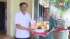 Đồng chí Phó Chủ tịch HĐND thị xã Ba Đồn thăm và tặng quà cho ông Trương Đức Lộc, Thương binh, thôn Tiên Phan xã Quảng Tiên