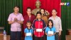 Đồng chí Nguyễn An Bình - UVTV Thị ủy, Chủ tịch UBMTTQVN thị xã trao tiền đỡ đầu cho 3 cháu mồ côi ở xã Quảng Tân