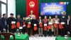 Đồng chí Nguyễn An Bình  Chủ tịch UBMTQVN thị xã trao quà cho các cựu thanh niên xung phong