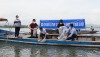 Các đại biểu tham gia thả giống trên sông Gianh.