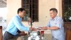 Đồng chí Nguyễn Văn Tình, PCT UBND thị xã tặng quà nhân kỷ niệm 75 năm ngày thành lập LLVT thị xã.