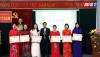 Đồng chí Nguyễn Văn Tình- PCT UBND thị xã tặng giấy khen cho các tập thể có thành tích xuất sắc năm 2022.