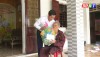 Đồng chí Phó Chủ tịch UBND thị xã Ba Đồn thăm, tặng quà cho ông Nguyễn Khánh cán bộ Lão thành cách mạng tại thôn Trung Thôn, xã Quảng Trung