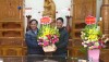 Đồng chí Nguyễn Văn Tình, Phó Chủ tịch UBND Thị xã thăm, tặng quà nhân dịp lễ giáng sinh 2020 tại Giáo xứ Liên Hòa.