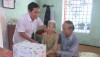 Đồng chí Nguyễn Văn Tình thăm gia đình có công nhân dịp Quốc khánh 2-9.