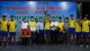 Đồng chí Nguyễn Văn Tình   ThUV, Phó Chủ tịch UBND thị xã trao cúp vô địch cho đội bóng phường Quảng Phúc