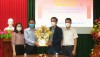 Đồng chí Nguyễn Văn Tình- Phó Chủ tịch UBND thị xã thăm, tặng quà tại làng trẻ SOS Quảng Bình.
