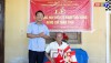 Đồng chí Phạm Duy Quang- PBT TT Thị ủy, Chủ tịch HĐND thị xã trao tặng Huy hiệu 75 năm tuổi Đảng cho đồng chí Trần Tình.