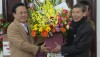 Đồng chí Phạm Duy Quang, PBT Thường trực Thị ủy, Chủ tịch HĐND thị xã tặng hoa chúc mừng linh mục Hồ Thái Bạch và bà con giáo dân giáo họ Đồng Đưng.