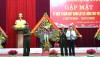 Đồng chí Phạm Duy Quang - Phó Bí thư thường trực Thị ủy, Chủ tịch HĐND thị xã tặng hoa chúc mừng tại lễ kỷ niệm.