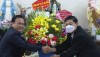 Đồng chí Phạm Duy Quang, Phó Bí thư Thường trực Thị ủy, Chủ tịch HĐND thị xã thăm và tặng quà giáo xứ Hòa Ninh.