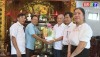 Đồng chí Phó Bí thư Thường trực Thị ủy thăm và tặng quà ông Nguyễn Văn Lộc, cán bộ TKN, TDP Mỹ Hòa, phường Quảng Phúc.