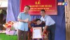 Đồng chí Phạm Duy Quang- Phó Bí thư Thường trực Thị ủy, Chủ tịch HĐND thị xã trao tặng Huy hiệu 75 năm tuổi đảng cho đảng viên Nguyễn Thị Định.