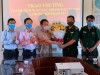 Đồng chí Phạm Duy Quang- PBT TT Thị ủy, Chủ tịch HĐND thị xã cùng các đồng chí trong đoàn công tác của thị xã đã trao thưởng cho Đồn Biên phòng cửa khẩu Cảng Gianh.