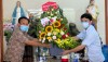 Đồng chí Phạm Duy Quang- PBT TT Thị ủy, Chủ tịch HĐND thị xã thăm, tặng quà tại giáo xứ Hòa Ninh, xã Quảng Hòa.