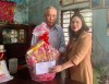 Đồng chí Phạm Thị Giang Hà- UVTV Thị ủy, Trưởng Ban tổ chức Thị ủy thăm và tặng quà gia đình chính sách nhân dịp tết.