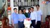Đồng chí Phó Chủ tịch UBND thị xã Nguyễn Văn Tình và các đồng chí trong đoàn công tác thăm và tặng quà ông Hoàng Văn Dinh