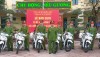 Đồng chí Thượng tá Lê Văn Hóa- UVTV Thị ủy,  Trưởng Công an thị xã bàn giao xe mô tô chuyên dụng cho lực lượng công an xã.