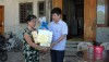 Đồng chí Trưởng Ban Dân vận Thị ủy thăm, tặng quà cho bà Trần Thị Ngùy  (Thương binh, thôn Vĩnh Phước, xã Quảng Lộc)