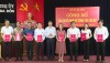 Đồng chí Trương An Ninh - UVTV Tỉnh ủy - Bí thư Thị ủy trao quyết định và chúc mừng các đồng chí cán bộ được điều động, bổ nhiệm.