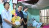 Đồng chí Trương An Ninh, UVTV Tỉnh ủy, Bí thư Thị ủy Ba Đồn thăm hỏi, tặng quà Mẹ VNAH Nguyễn Thị Nậy.