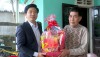Đồng chí Trương An Ninh- UVTV Tỉnh ủy, Bí thư Thị ủy Ba Đồn thăm và tặng quà cho gia đình chính sách nhân dịp tết Nguyên đán.