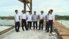 Đồng chí Trương An Ninh, Ủy viên Ban Thường vụ Tỉnh ủy, Bí thư Thị ủy Ba Đồn kiểm tra tiến độ xây dựng cầu Cồn Nâm.