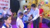Đồng chí Trương An Ninh, UVTV Tỉnh ủy, Bí thư Thị ủy Ba Đồn trao quà cho các em có hoàn cảnh đặc biệt khó khăn, trẻ mồ côi.