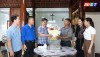 Đồng chí Trưởng Ban Dân vận Thị ủy thăm, tặng quà cho ông Hoàng Ngọc Tương