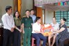 Lãnh đạo phường Ba Đồn thăm, tặng quà người có công với cách mạng