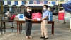Gia đình chị Nguyễn Thị Hằng và anh Nguyễn Văn Hiển trao quà hỗ trợ Bệnh viện đa khoa Khu vực Bắc Quảng Bình.