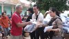 Hội các nhà báo và doanh nghiệp TP Hồ Chí Minh tặng quà cho người dân thôn Biểu Lệ, xã Quảng Trung.