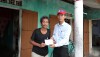 Hội Chữ Thập đỏ thị xã Ba Đồn trao quà hỗ trợ cho gia đình có hoàn cảnh khó khăn.