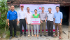 Hội chữ thập đỏ thị xã trao tặng nhà Chữ thập đỏ cho gia đình anh Nguyễn Văn Hoạch, Khu phố 3, phường Ba Đồn.