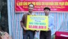 Trao hỗ trợ 50 triệu đồng cho gia đình ông Phạm Trung Viết.