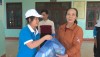 Hội LHPN tỉnh Quảng Bình trao các suất cơm cho người dân xã Quảng Hòa.