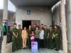 Đồng chí Thượng tá Vũ Thị Kim Oanh - Phó Trưởng Công an thị xã Ba Đồn cùng các đồng chí trong đoàn trao quà hỗ trợ em Nguyễn Tấn Dũng.