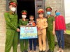 Thượng tá Vũ Thị Kim Oanh - Phó Trưởng Công an thị xã trao quà cho học sinh có hoàn cảnh khó khăn.