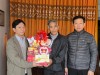 Đồng chí Trưởng Ban Tuyên giáo Thị ủy thăm tặng quà ông Trần Đăng Khoa (Thương binh, thôn Xuân Thủy)