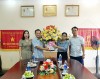 Đồng chí Phó Bí thư TT thị ủy tặng hoa chúc mừng Báo Quảng Bình nhân dịp kỷ niệm 98 năm Ngày Báo chí Cách mạng Việt Nam.
