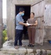 Đồng chí Trần Viết- Bí thư đảng ủy phường thăm, tặng quà gia đình chính sách, hộ nghèo trên địa bàn.