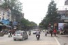 Một số tuyến đường trung tâm của thành phố Hà Giang vẫn đông đúc người và xe cộ qua lại. (Ảnh: TTXVN)