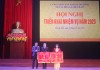 Đồng chí Phó Chủ tịch UBND tỉnh Hồ An Phong trao tặng Cờ thi đua của Bộ Văn hóa-Thể thao và Du lịch cho các tập thể.