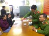 Công an phường Quảng Thuận tiếp nhận số pháo bi do chị Dung (mặc áo đen) tự nguyện giao nộp.
