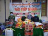 Đại diện các hội viên nông dân của TDP Minh Lợi, Nhân Thọ và TDP Thọ Đơn, phường Quảng Thọ trao quà.
