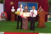 Đồng chí Phạm Duy Quang tặng hoa chúc mừng khai giảng năm học mới tại Trường tiểu học Quảng Thuận.